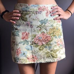 VINTAGE floral mini skirt. Waist 13’ length 14.5’